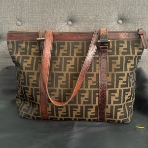 💯 Fendi Shoulder zipper bag